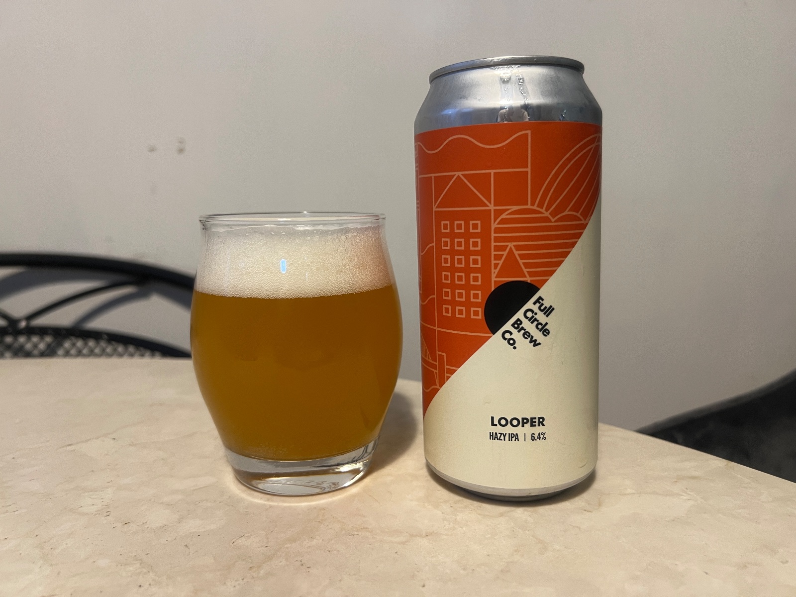 Full Circle Brew Co. のLOOPER(Hazy IPA)